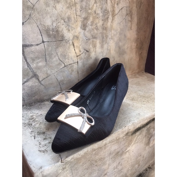 Sepatu les femmes (book)