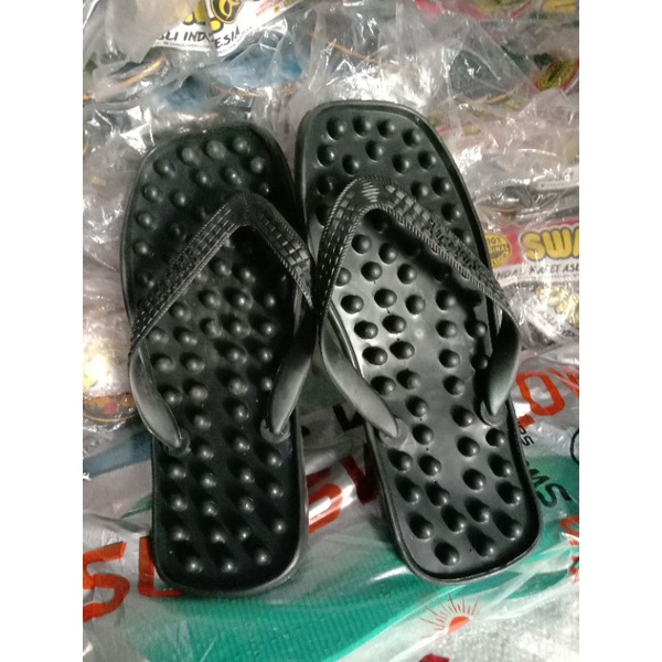 sandal duri nya besar , sandal refleksi , sandal kesehatan , memper lancar peredaran darah , di kirim stok warna yg ada