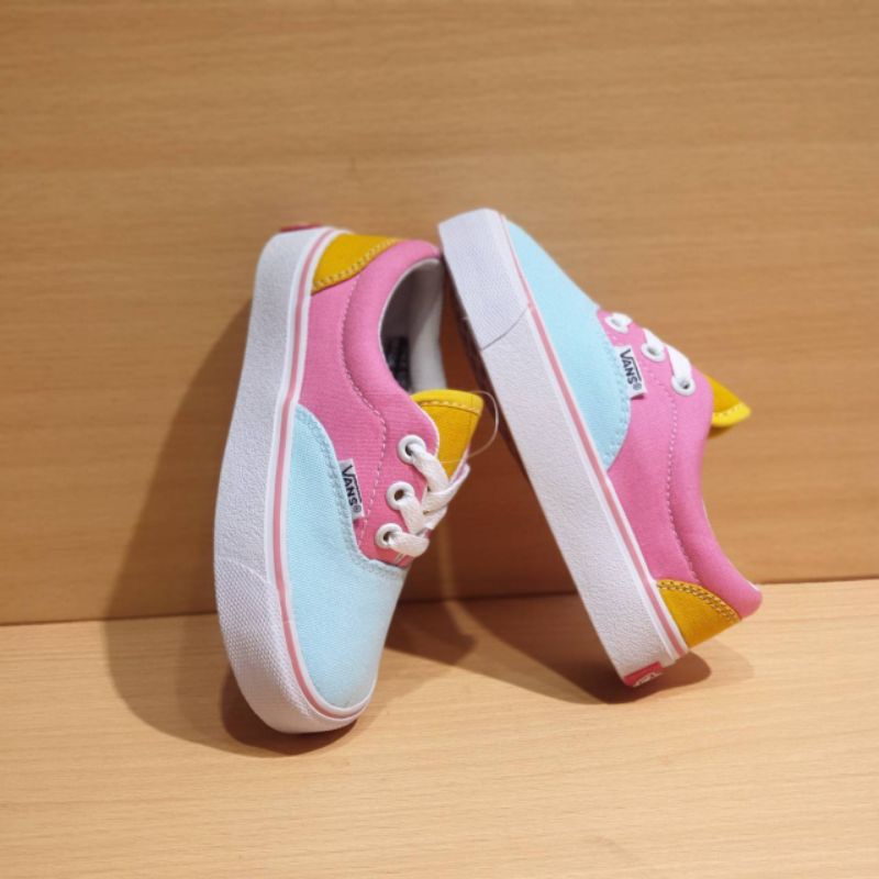 sepatu anak perempuan sepatu anak vans authentic pink blues sudah termasuk box &amp; kaus kaki .