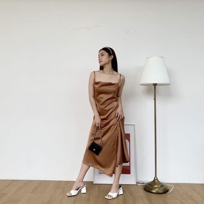 VELOVE SATIN DRESS KOREA BODYCON FIT BROWN ( WITH FLARE BOTTOM ) - MIDI DRESS KONDANGAN WARNA COKLAT - DRESS PESTA SEXY - SERAGAM BRIDESMAID DRESS SATIN - GAUN WANITA - PRAWEDDING DRESS - PREWEDDING ELEGANT - HADIAH / KADO ULTAH CEWEK