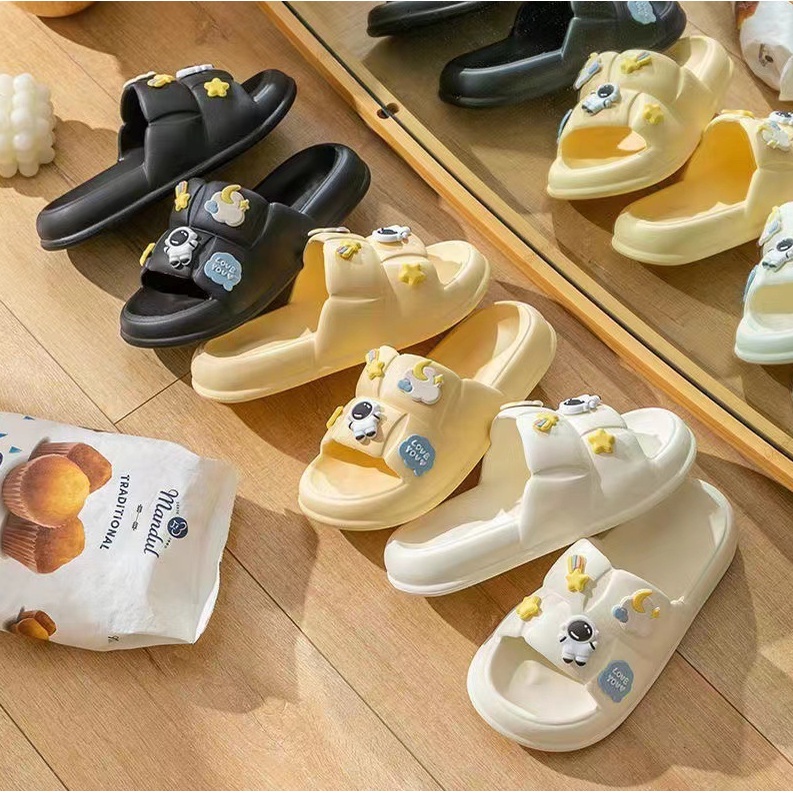 Terbaru MINISO Sandal Wanita Tebal Super Lembut Motif Astronot Anti Slip / Sandal Rumah Perempuan Mu
