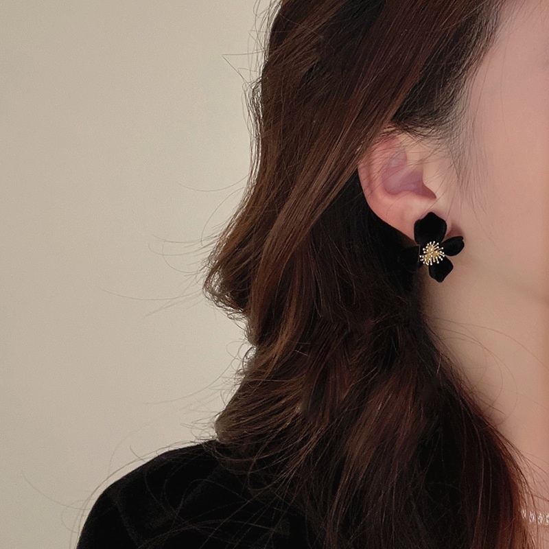 Anting Tusuk Gantung Temperament Bahan Velvet Desain Bunga Gaya Retromusim Gugurdingineleganunik Untuk Wanita