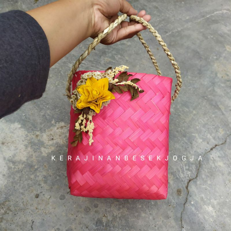 

TAS BESEK 15X15 T 18CM WARNA RUSTIC /tas besek/tas bambu/tas anyaman/tas hampers/besek Jogja/besek warna/besek warna