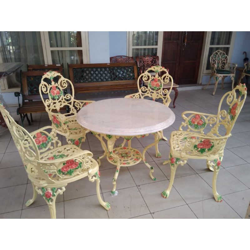 Satu Set Meja Teras Marmer 4 Kursi Besi Ukir