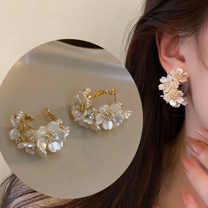 Anting Tusuk Desain Bunga Putih Hias Berlian Imitasi Untuk Wanita