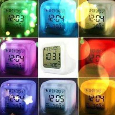 BFA.22Oc22o ‣ Jam Weker Unik Digital Alarm Desktop Clock Kubus 7 Warna Moody Praktis
