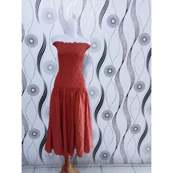 gaun merah bata