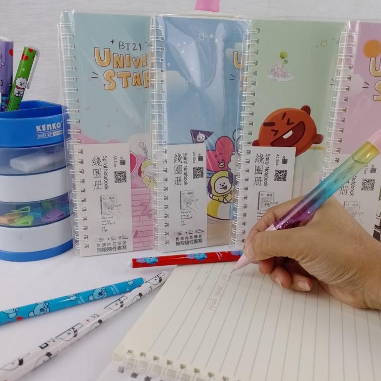 

BUKU TULIS SPIRAL BTS21 UKURAN A5 ISI 42 LEMBAR SAMPUL BERGAMBAR IMUT PERLENGKAPAN SEKOLAH ANAK MOTIF B.T21 HARGA TERJANGKAU KUALITAS TERJAMIN BISA COD