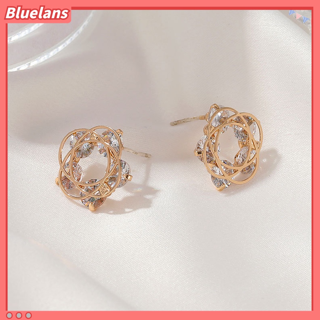 1 Pasang Anting Stud Cubic Zirconia Bentuk Bunga Hollow Cross Tahan Lama Untuk Wanita