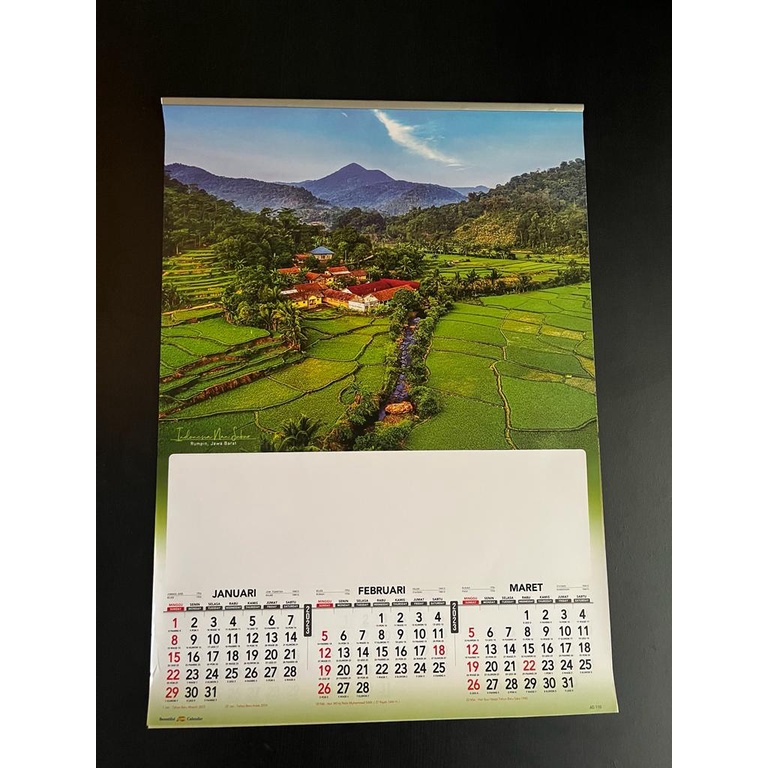 Kalender dinding triwulan 2023 motif pemandangan dunia