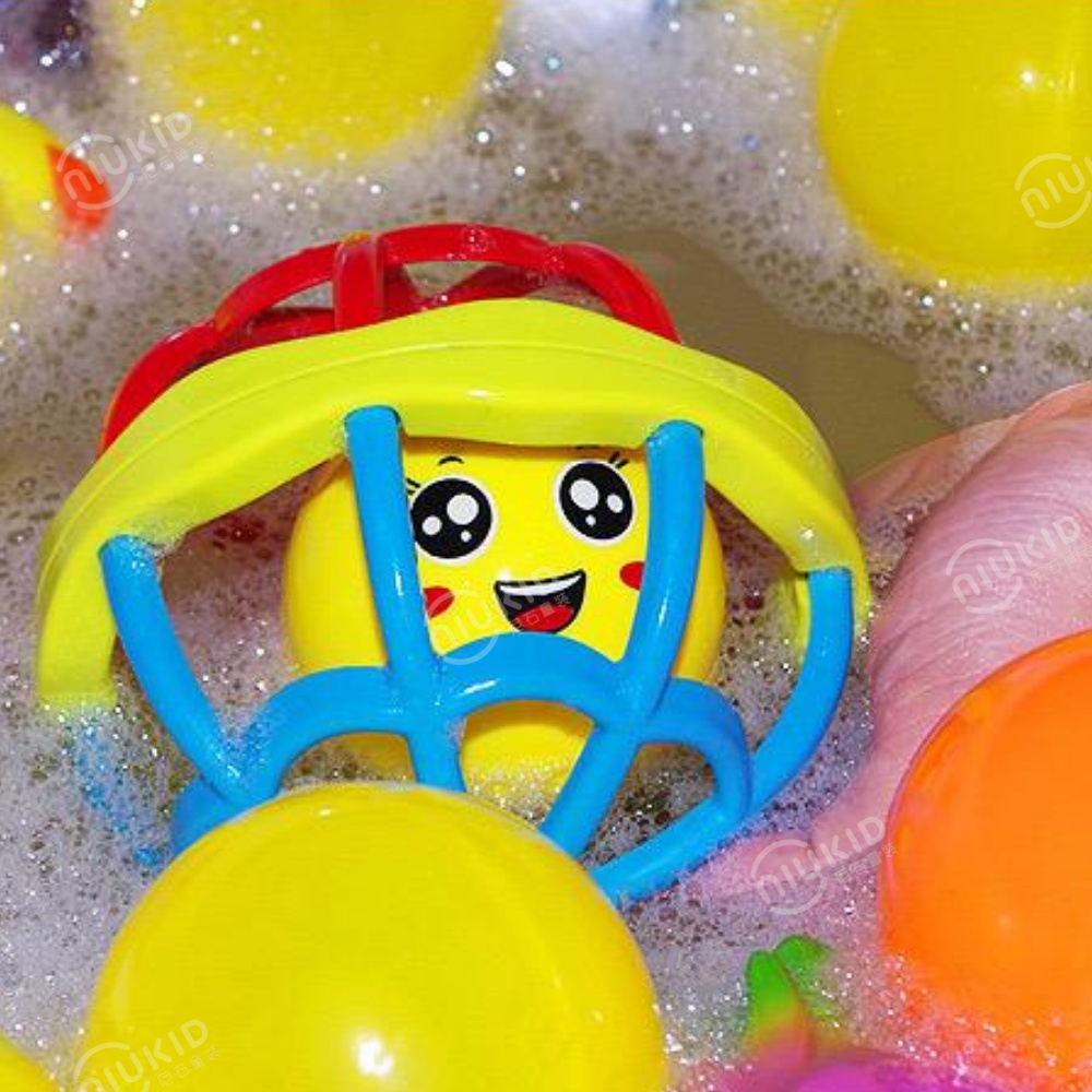 NIUKID MAINAN BAYI BOLA PUTAR RATTLE TEETHER BAHAN PLASTIK LEMBUT DENGAN SUARA KERINCINGAN