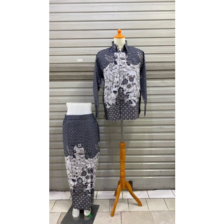 BATIK COUPLE. Sarimbit Batik. Batik keluarga. Batik wisuda. Kebaya wisuda. Batik Tunangan. Batik pas