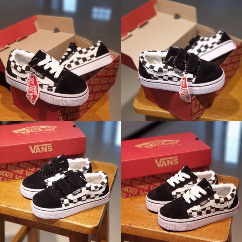 sepatu anak vans sepatu anak vans oldskool catur black white sudah termasuk box &amp; kaus kaki .