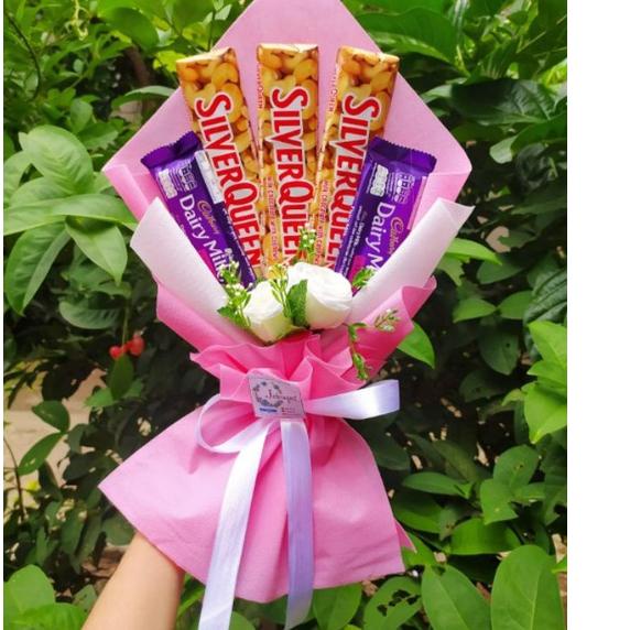 

11.11 BRANDS FESTIVAL (S) BUKET COKLAT PLUS BUNGA PREMIUM HADIAH PACAR ISTRI ANNIVERSARY/paket/bingkisan Snack Ulang Tahun/Ultah/ Wisuda/Kado/Hadiah 