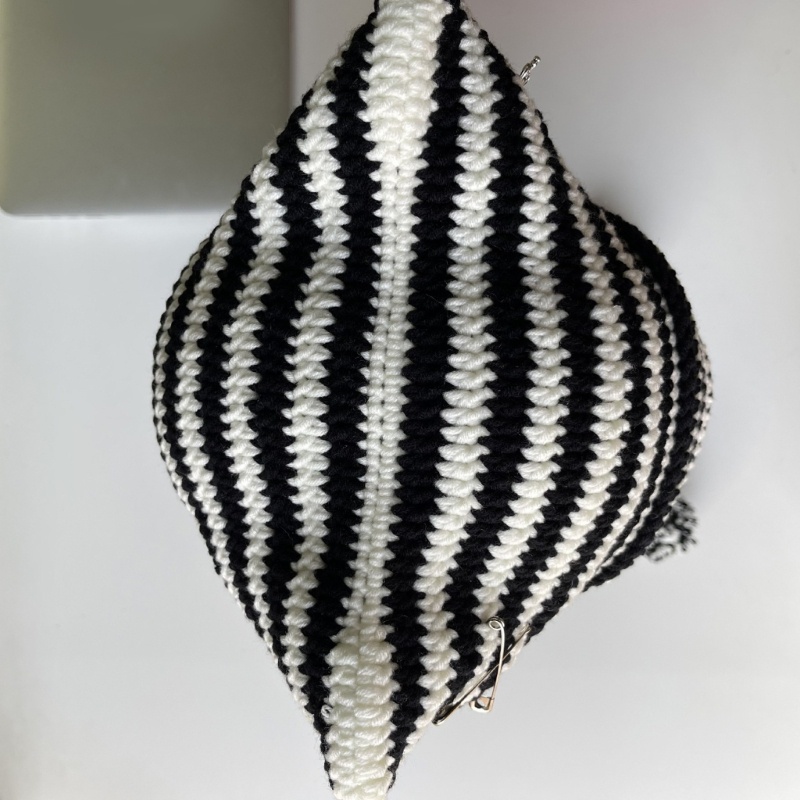 Topi Beanie Rajut Motif Garis Aksen Telinga Kucing