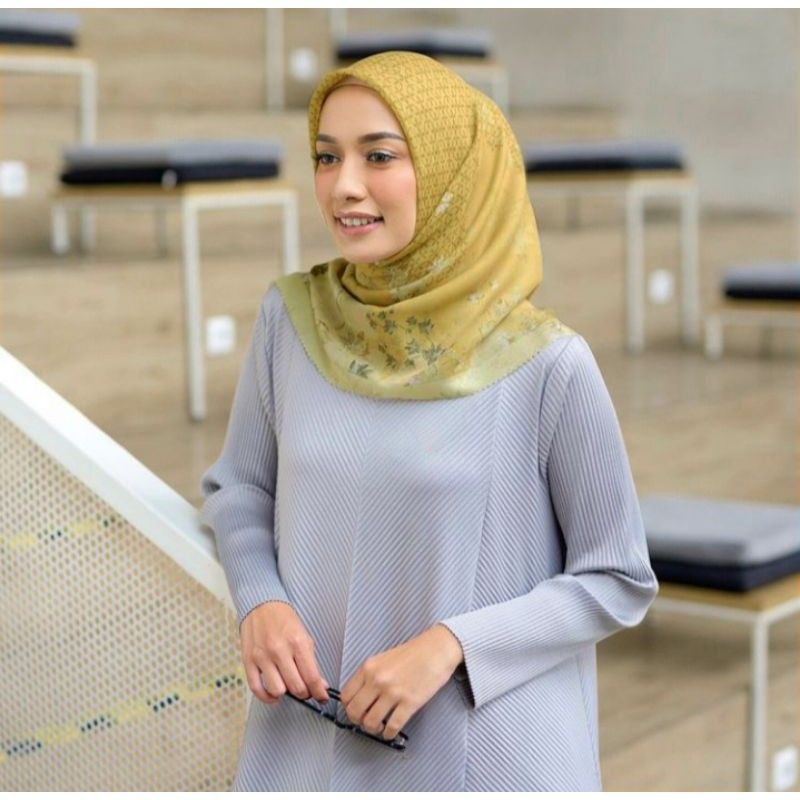 Hijab Segi Empat Voal Motif Bunga Kecil Warna Kuning Kerudung Hijab