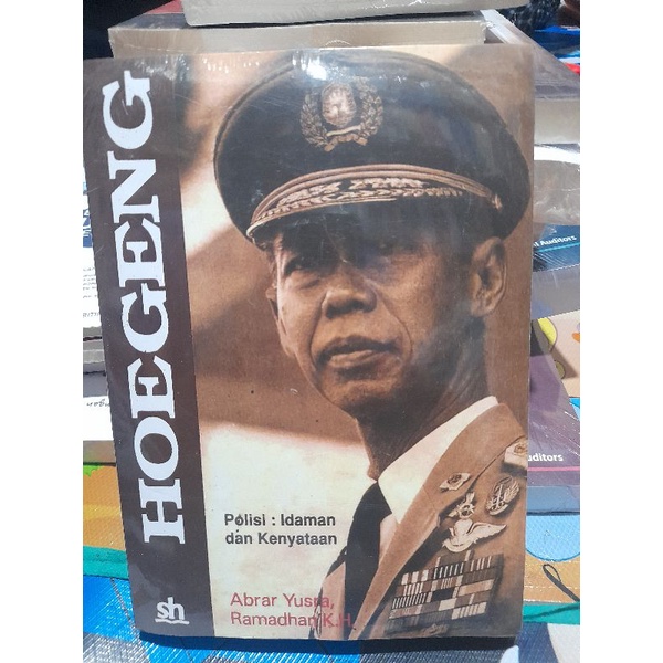 buku hoegeng polisi:idaman dan kenyataan