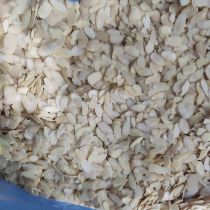 

kacang almond / almonesia