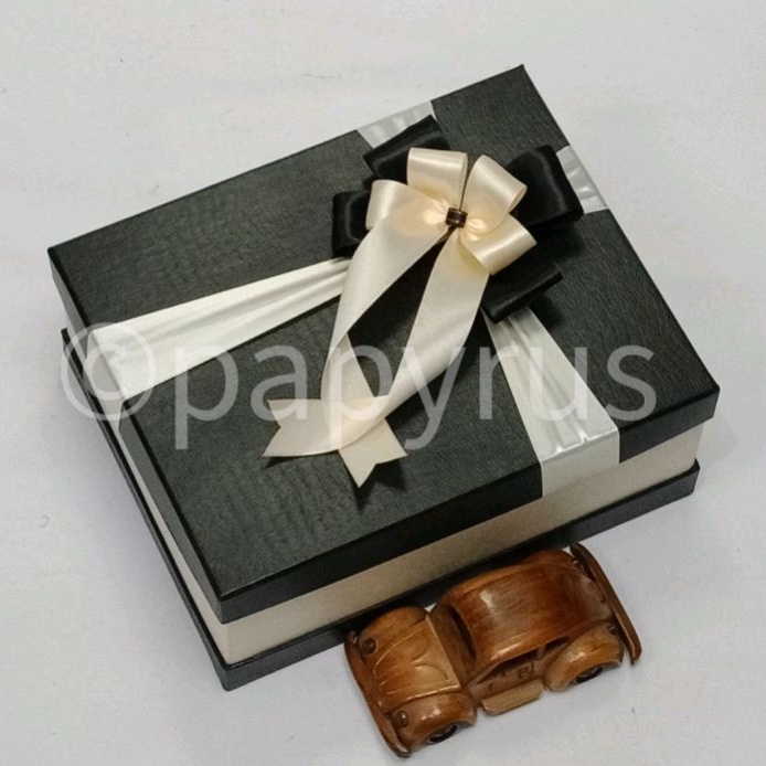 

PAPYRUS Sandwich 20x25 Tinggi 10cm Kotak Kado Gift Box Hadiah