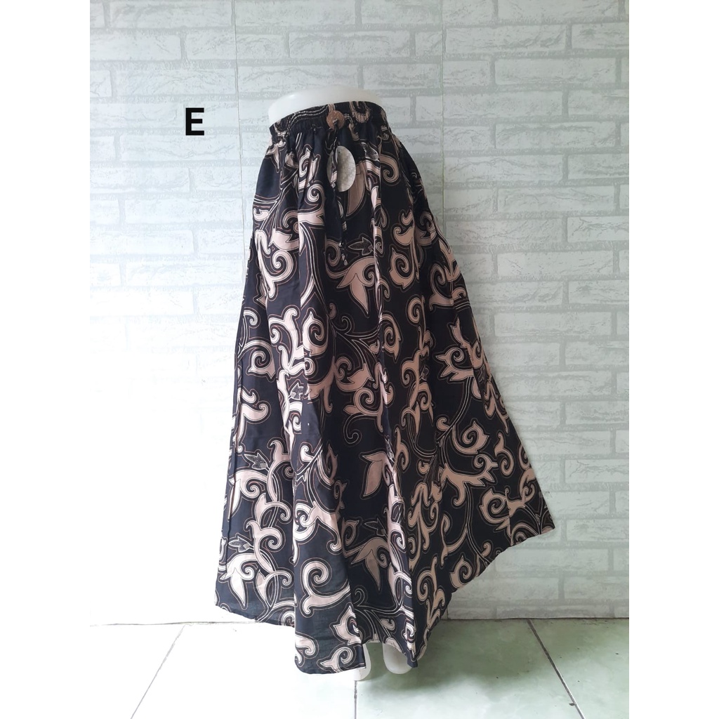 Rok batik bersaku jumbo