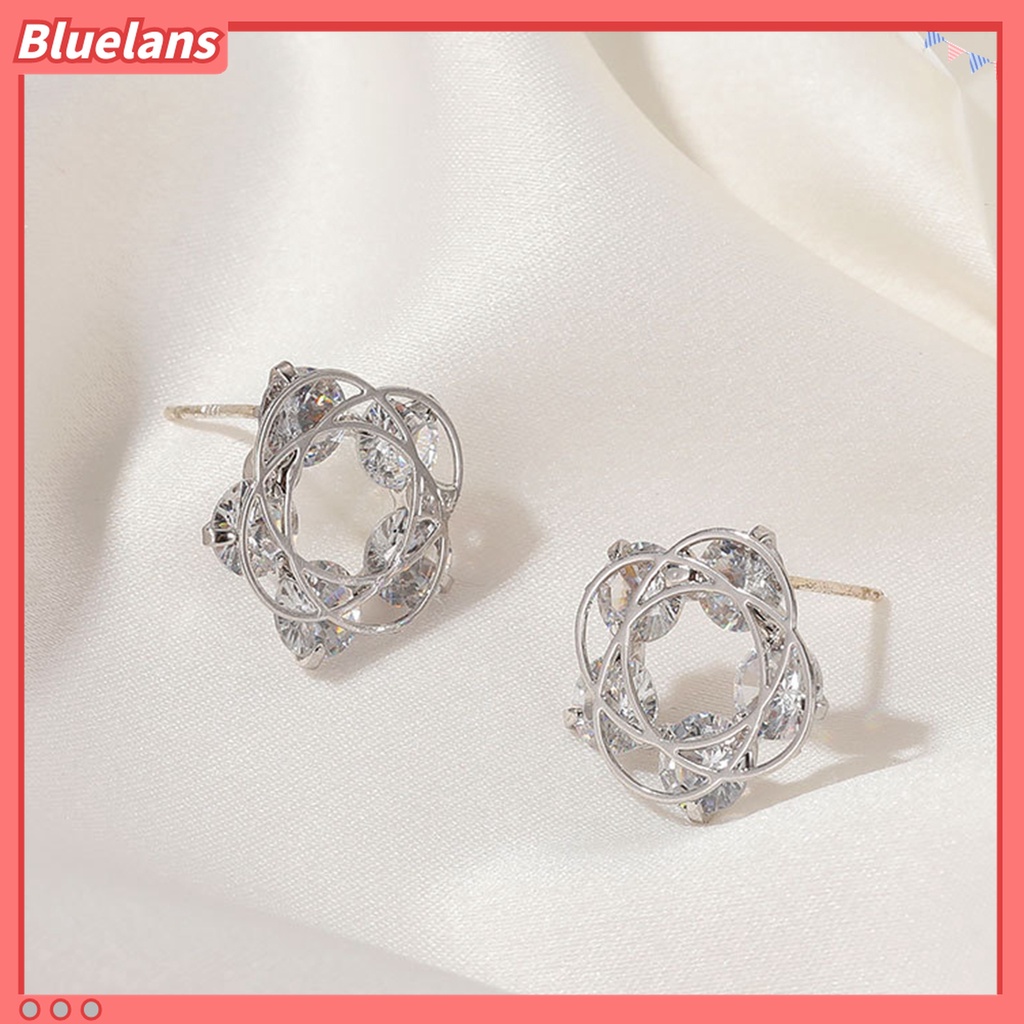 1 Pasang Anting Stud Cubic Zirconia Bentuk Bunga Hollow Cross Tahan Lama Untuk Wanita