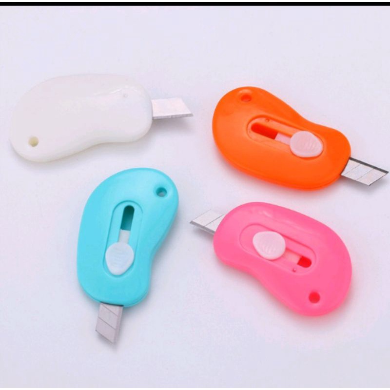 

ZUNEASHOP - CUTTER MINI PORTABLE BENTUK OVAL POLOS / PISAU KECIL PEMOTONGAN KERTAS