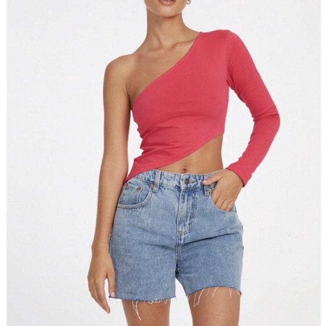 TOP / ATASAN Asymmetrical Crop Top In Fuschia Pink
