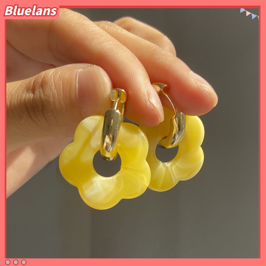 1 Pasang Anting Bentuk Bunga Model Hollow Out Bahan Resin Untuk Wanita