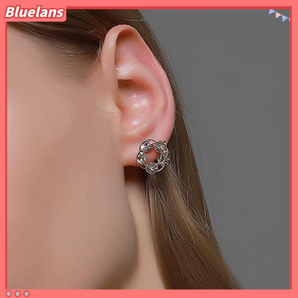 1 Pasang Anting Stud Cubic Zirconia Bentuk Bunga Hollow Cross Tahan Lama Untuk Wanita