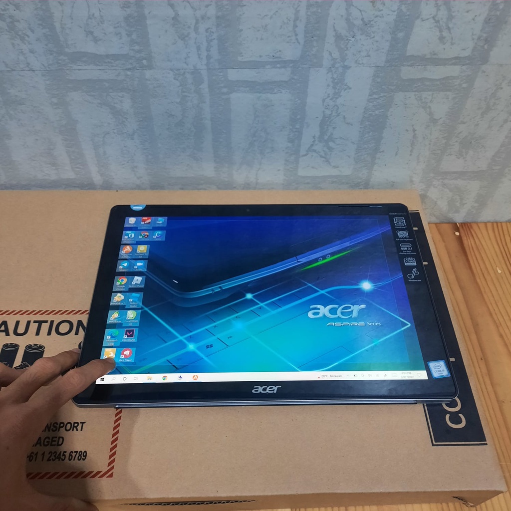 ACER SWITCH SA5-271P, Touchscreen Tablet, Core I5-6200U, RAM 8GB, SSD 256GB, Layar 2K