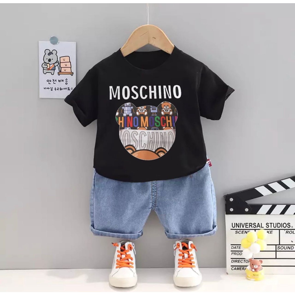 (BAYAR DITEMPAT) SETELAN BAJU ANAK MOTIF TERBARU MOSCHINO DENIM // BAJU ANAK LAKILAKI DAN ANAK PEREMPUAN // BAHAN COMBED CELANA DENIM // UNTUK UMUR 6-10BLN 1-5THN // TERKINI DAN TERPOPULER / ADEM DAN NYAMAN SAAT DIPAKI SIBUAH HATI KARNA BAGUS DAN KEREN