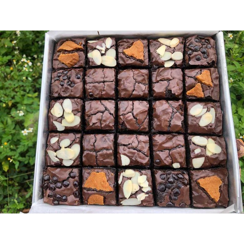 

Fudgy Brownies Shiny Crust Toping Almond Chococips Lotus