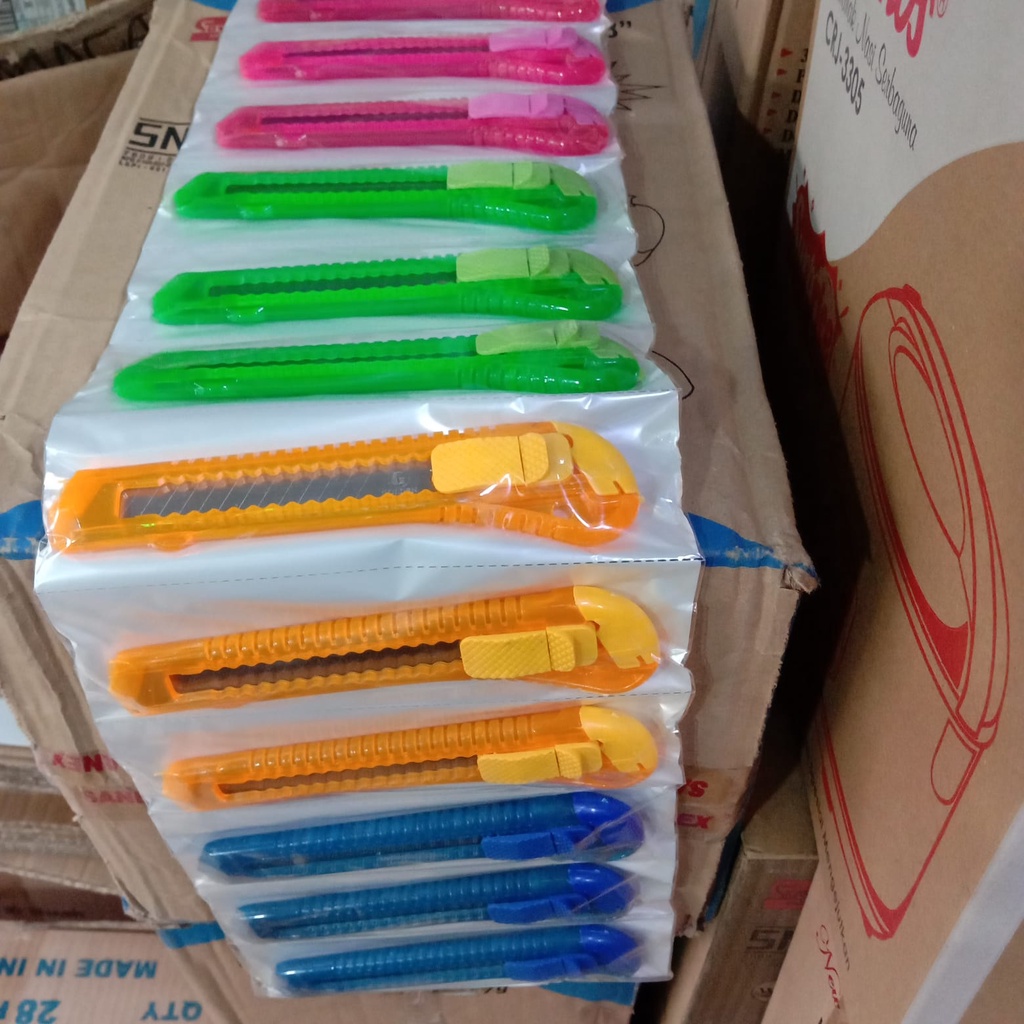 

Cutter Pemotong Kertas 1 renceng isi 12 pcs