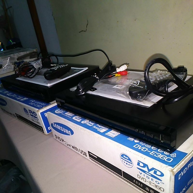 DVD PLAYER SAMSUNG E360K  dan E360 HITAM EX DISPLAYER PAJANGAN TOKO LIKE NEW FULL SET