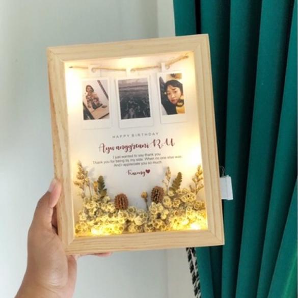 Penawaran Terbaik KADO PIGURA DENGAN LAMPU / KADO WISUDA / BUNGA KERING WISUDA