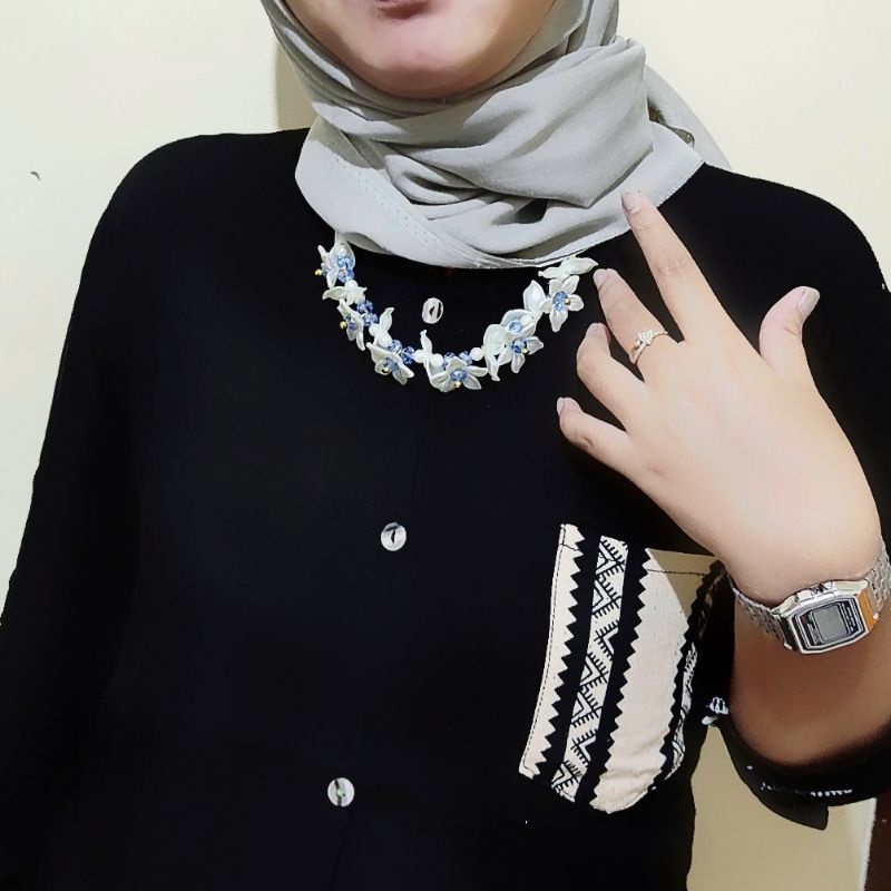 Darlene Crystal Flowery Pearl Necklace Kalung Hijab Panjang Kalung Kristal Aesthetic Mutiara Bunga Flower