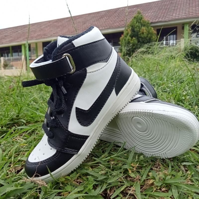 sepatu sneaker Sekolah, olahraga, santai boot pria dan wanita terlaris murah awet  nyaman di gunakan