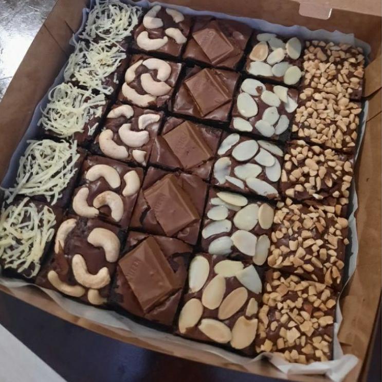 

10.10 FLASH SALE Fudgy Brownies Sekat Silverqueen, size 20x20, isi 25 PCS murah