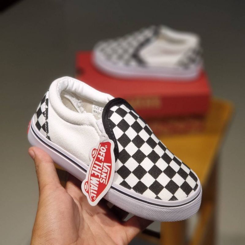 sepatu vans anak sepatu anak vans slip on catur white sudah termasuk box &amp; free kaus kaki .