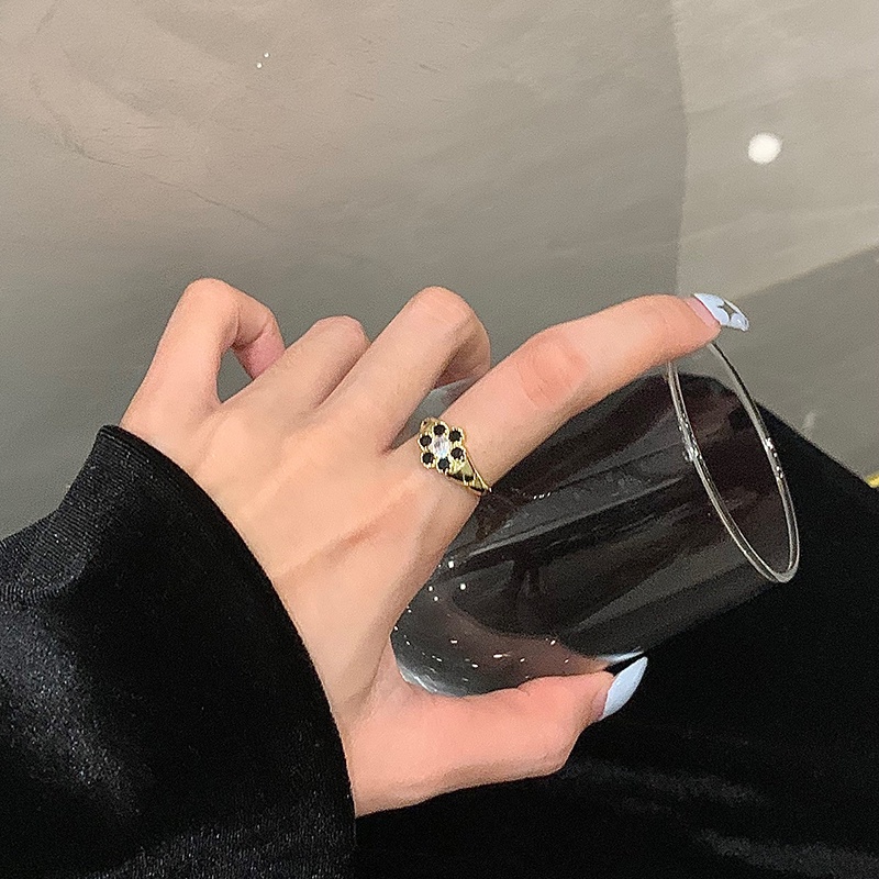 Cincin Desain Bunga Aksen Zirkon Warna Hitam Gaya Korea Untuk Aksesoris