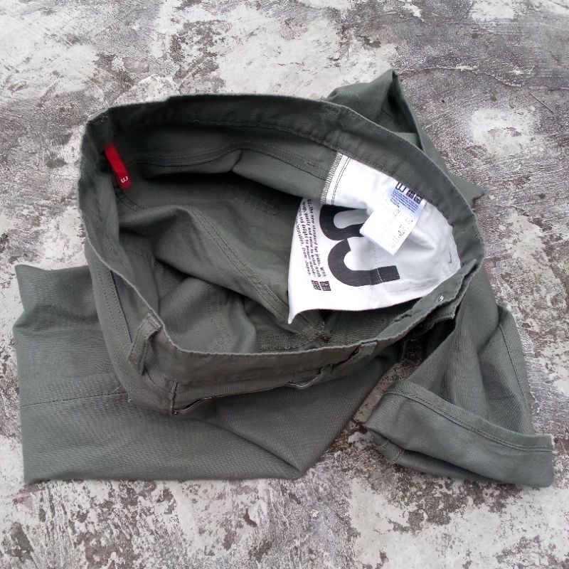 Jeans Pria UNIQLO Slim Straight Original Second 32