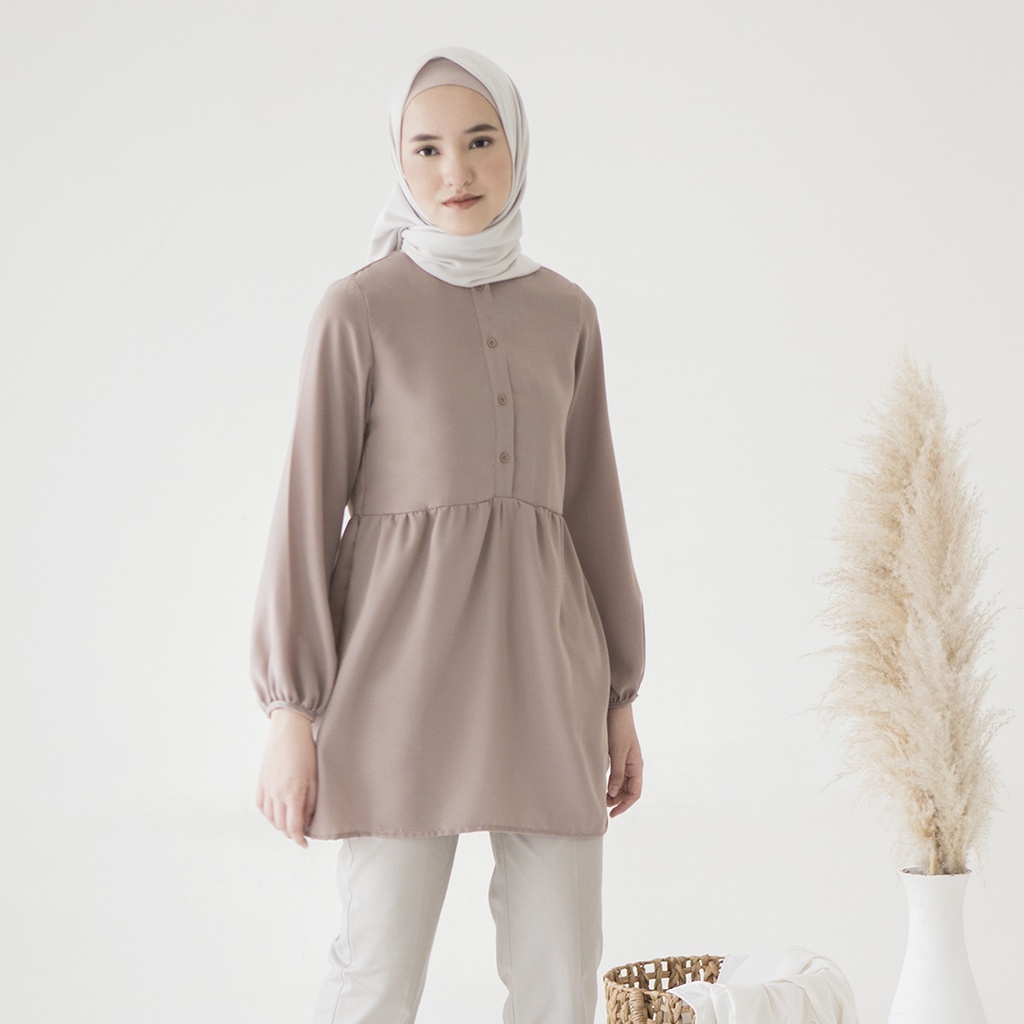 Naura by Aska Label - Atasan basic wanita blouse warna putih offwhite, biru navy, ungu lilac, abu taupe, dusty pink raspberry dengan tangan kerut dan kancing depan busui friendly