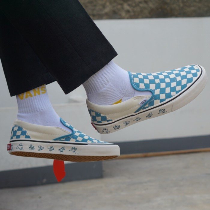 SALE DISKON! V4NS SLIP-ON CHECKERBOARD X KAKAO &amp; FRIENDS “ICE BLUE” CLASSIC 100% ORIGINAL BNIB