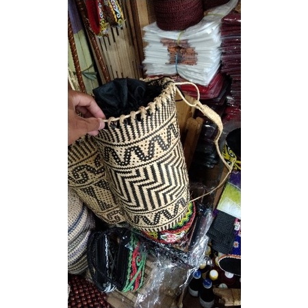 Tas Anjat Rotan Pakai Puring Atau Tutupan Dalaman Tas Selempang Tradisional Rotan Kerajinan Khas Day