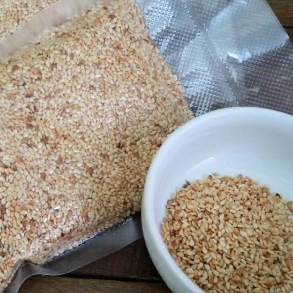 

Harga Promo--Wijen putih sangrai 100gram / wijen mateng / white sesame seeds roasted
