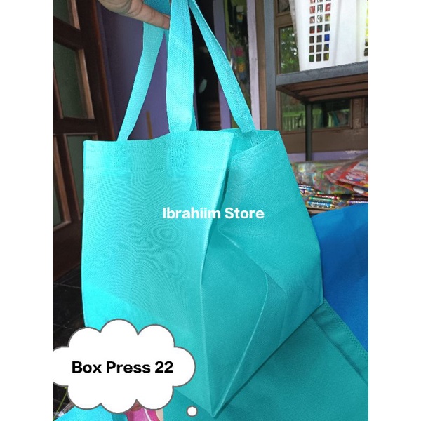 

ISI 12 PCS TAS BOX NASI UKURAN 22X22 CM / TAS KOTAK NASI MODEL PRESS UKURAN 22 CM
