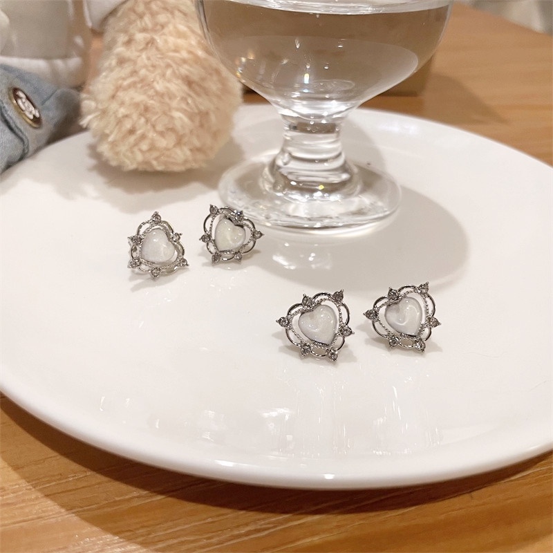 Anting Tusuk Bentuk Hati Aksen Kristal Warna Silver Untuk Wanita