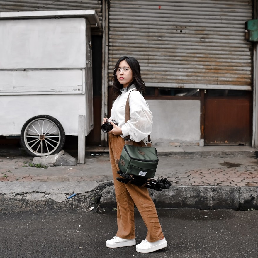 FOCUS OLIVE GREEN ORIGINAL x ATVA Tas Kamera Selempang Hijau Pria Wanita Slingbag Lensa DSLR Mirrorless Tripod Sling Bag Camera Multifungsi Casual Camera Shoulder Bag Premium Unisex Shoulderbag Tas Slempang Bahu Free Rain Cover Keren Terbaru Kekinian