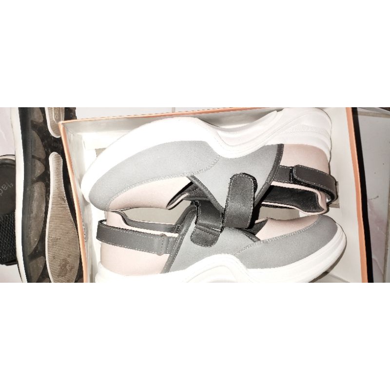 Sepatu Discreet Project