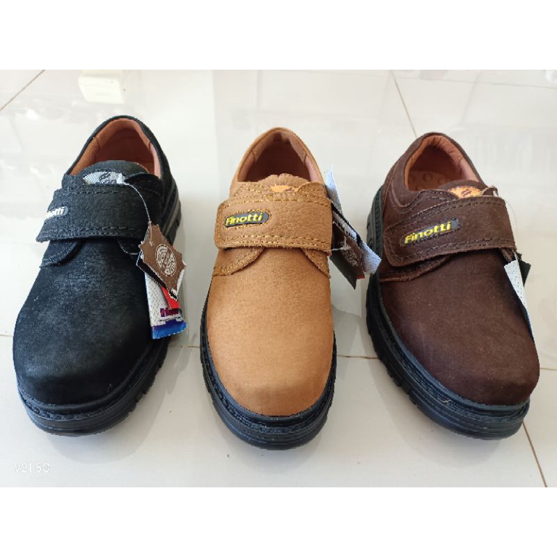 Sepatu finotti outdoor terbuat dari bahan kulit N 8119 warna hitam size 38-42